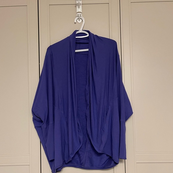 Lululemon To & Flow Wrap in Heathered Mod Iris Flower - Picture 7 of 15